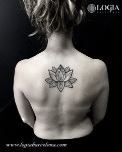 tatuaje-espalda-flordeloto-logia-barcelona-dasly    